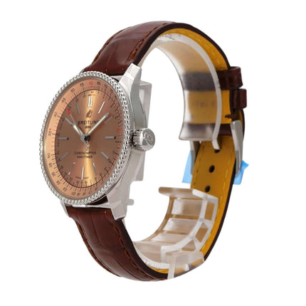 Breitling Navitimer Automatic 35 A17395201K1P1 mit kupferfarbenem Zifferblatt und braunem Krokolederband.