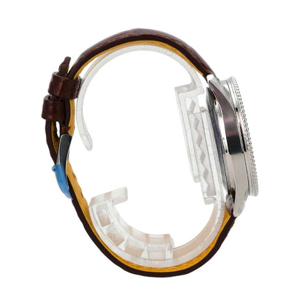 Seitenansicht der Breitling Navitimer Automatic 35 A17395201K1P1 mit braunem Krokolederband und Edelstahlgehäuse.