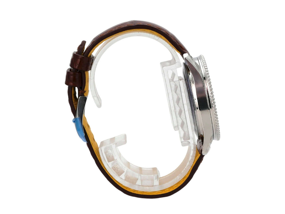 Seitenansicht der Breitling Navitimer Automatic 35 A17395201K1P1 mit braunem Krokolederband und Edelstahlgehäuse.