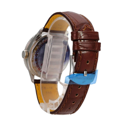 Breitling Navitimer Automatic 35 A17395201K1P1 seitliche Ansicht der Uhr mit braunem Krokolederband