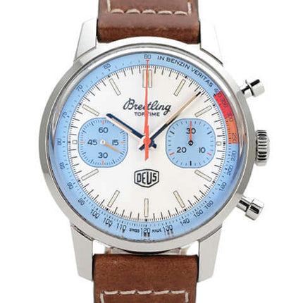 Breitling Premier Top Time Deus II A233112A1A1X1 mit braunem Lederband und weißen Zifferblatt, blauen Totalisatoren.