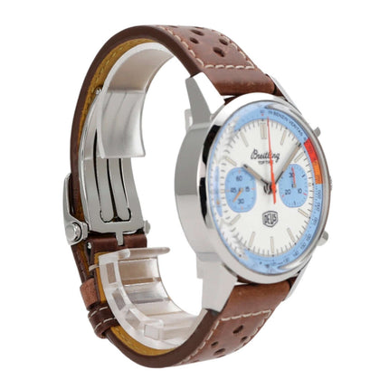 Breitling Premier Top Time Deus II A233112A1A1X1 mit poliertem Edelstahlgehäuse, braunem Lederband und weißen Zifferblatt.