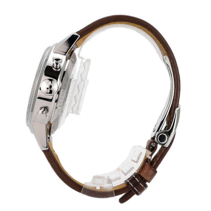 Seitenansicht der Breitling Premier Top Time Deus II A233112A1A1X1 mit braunem Lederband und Edelstahl-Gehäuse.