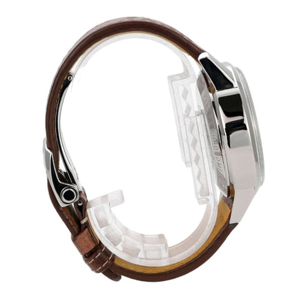 Breitling Premier Top Time Deus II A233112A1A1X1 Uhr, poliertes Edelstahlgehäuse, braunes Lederband, seitliche Ansicht.