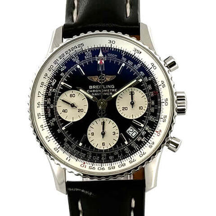 Breitling Navitimer Chronograph A23322 mit schwarzem Zifferblatt und Aftermarket Lederband, Edelstahlgehäuse und Dornschließe.