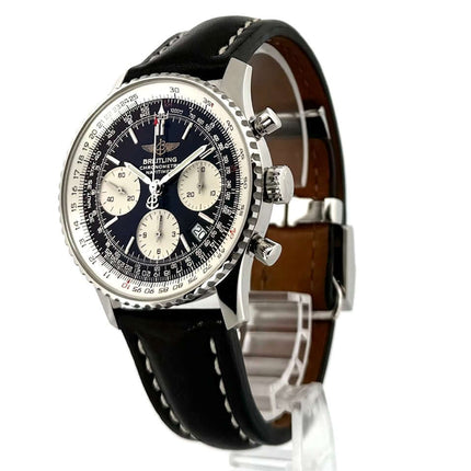 Breitling Navitimer Chronograph A23322, Edelstahlgehäuse, schwarzes Zifferblatt, Lederarmband, Automatikwerk, polierte und satinierte Oberfläche.