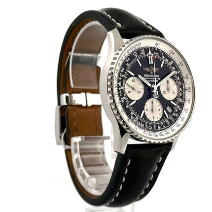Breitling Navitimer Chronograph A23322 mit schwarzem Lederband und schwarzem Zifferblatt, poliertes Edelstahlgehäuse, drehbare Lünette mit Rechenschieber.