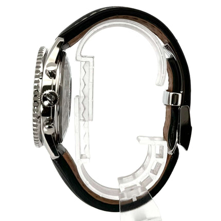 Breitling Navitimer Chronograph A23322 Seitenansicht des Edelstahlgehäuses mit schwarzem Lederarmband und Dornschließe