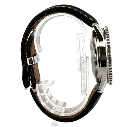 Breitling Navitimer Chronograph A23322 Edelstahl Gehäuse und schwarzes Lederband Seitenansicht