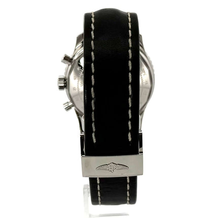 Rückansicht der Breitling Navitimer Chronograph A23322 mit schwarzem Lederarmband und polierter Edelstahlschließe