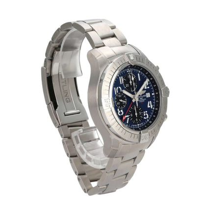 Breitling Avenger Chronograph GMT 45 Uhr mit blauem Zifferblatt und Edelstahlarmband, Modell A24315101C1A1.