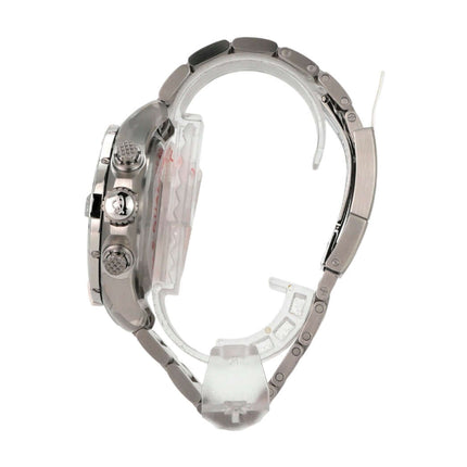 Seitenansicht der Breitling Avenger Chronograph GMT 45 A24315101C1A1 mit Edelstahl-Gehäuse und satiniertem Armband.