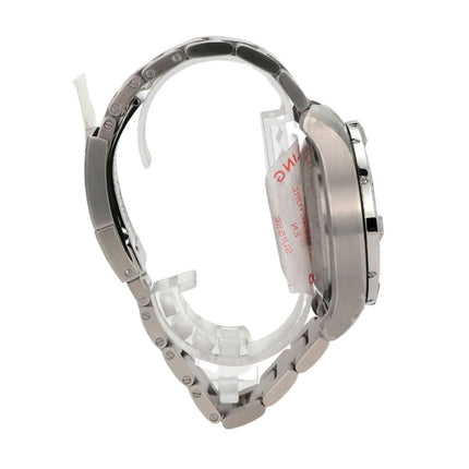 Seitenansicht der Breitling Avenger Chronograph GMT 45 A24315101C1A1, Edelstahlgehäuse und satiniertes Edelstahlband.