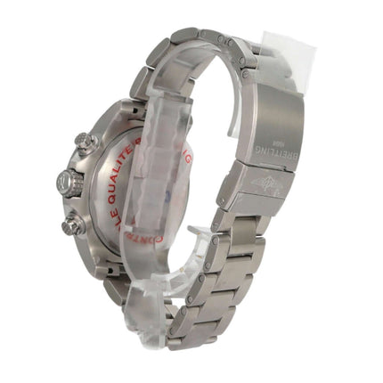 Seitenansicht der Breitling Avenger Chronograph GMT 45, Edelstahlgehäuse und Band, griffige Lünette und Chronograph-Funktionen.