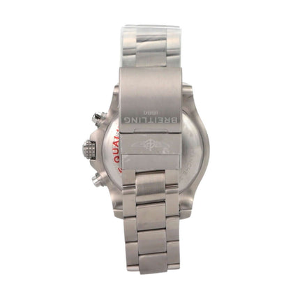 Rückansicht der Breitling Avenger Chronograph GMT 45 Uhr mit Edelstahlband und satiniertem Gehäuse.