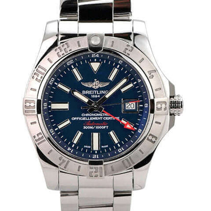 Breitling Avenger II GMT A3239011.C872.170A Edelstahlarmband und blaues Zifferblatt mit Leuchtziffern.