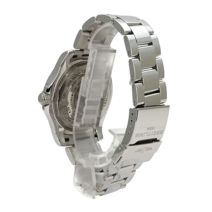Breitling Avenger II GMT A3239011.C872.170A Armbandansicht mit Edelstahlarmband und poliertem Gehäuse.