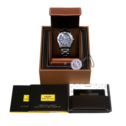 Breitling Avenger II GMT A3239011.C872.170A in Holzbox mit Garantiekarten und Zubehör.