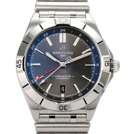 Breitling Chronomat Automatic GMT 40 Ref. A32398101M1A1 Edelstahl Uhr mit grauem Zifferblatt und Armband.