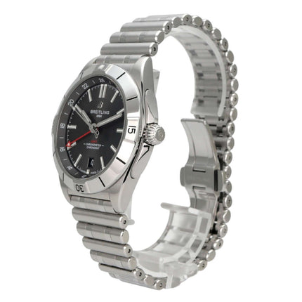 Breitling Chronomat Automatic GMT 40 Ref. A32398101M1A1 Edelstahluhr mit schwarzem Zifferblatt und Edelstahlarmband.