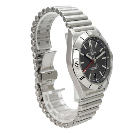 Breitling Chronomat Automatic GMT 40 Ref. A32398101M1A1 Edelstahlarmband und graues Zifferblatt mit Leuchtindizes.