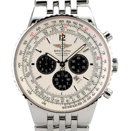 Breitling Navitimer Heritage A35340 Edelstahl Chronograph mit silberfarbenem Zifferblatt und breitem Armband.