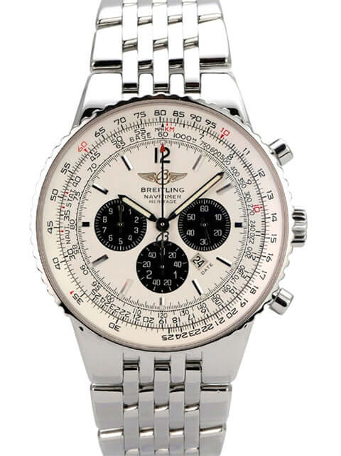 Breitling Navitimer Heritage A35340 Edelstahl Chronograph mit silberfarbenem Zifferblatt und breitem Armband.
