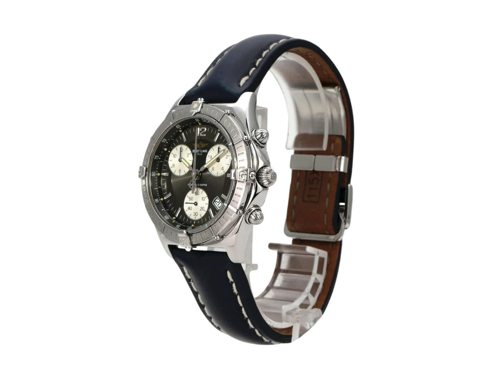 Breitling Sirius Chronograph Ref. A53011 mit dunklem Zifferblatt und blauem Lederarmband.
