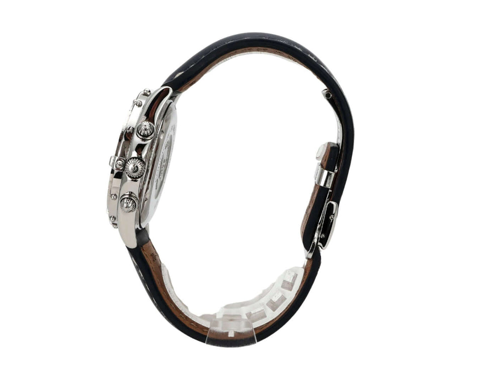 Seitenansicht des Breitling Sirius Chronograph Ref. A53011 mit Edelstahlgehäuse und blauem Lederarmband.