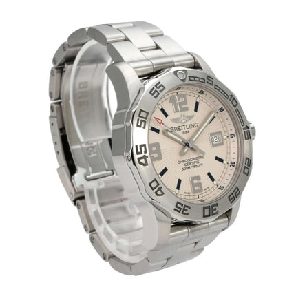 Breitling Colt 44 A7438710.G943.157A Armbanduhr aus Edelstahl mit silbernem Zifferblatt und Faltschließe.