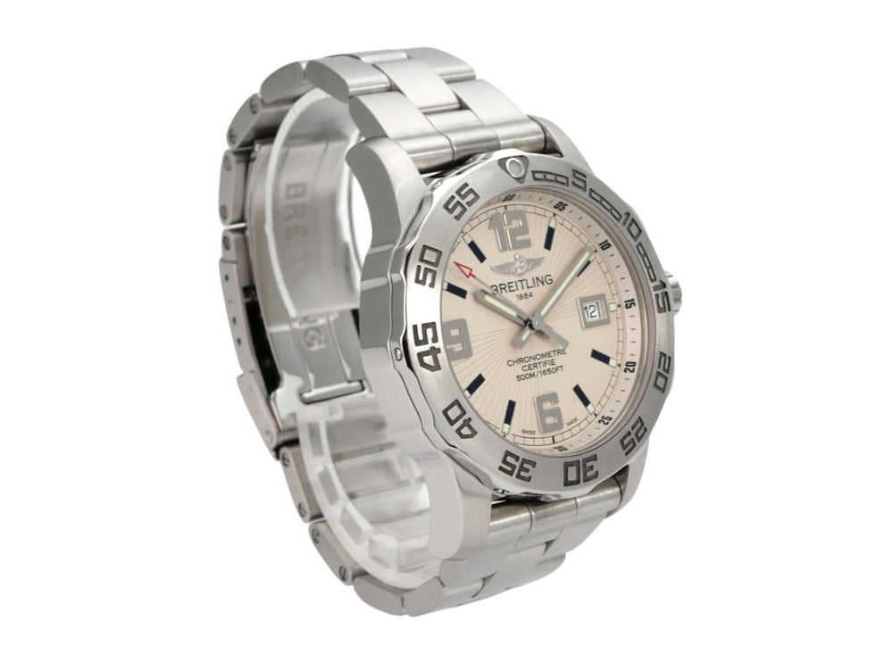 Breitling Colt 44 A7438710.G943.157A Armbanduhr aus Edelstahl mit silbernem Zifferblatt und Faltschließe.