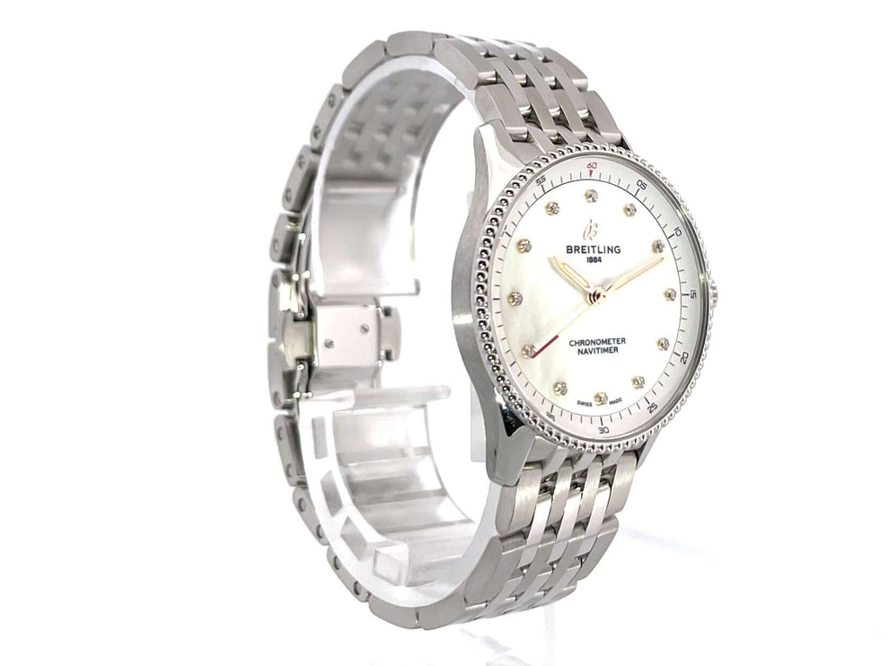 Breitling Navitimer 32 A77320E61A2A1 Uhrenansicht mit Edelstahlgehäuse, Perlmutt-Zifferblatt und Edelstahlarmband mit Faltschließe