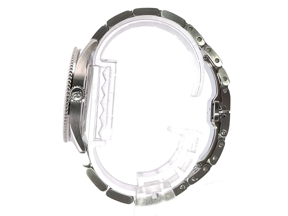 Seite der Breitling Navitimer 32 A77320E61A2A1 mit poliertem Edelstahlgehäuse und Edelstahlband mit Faltschließe