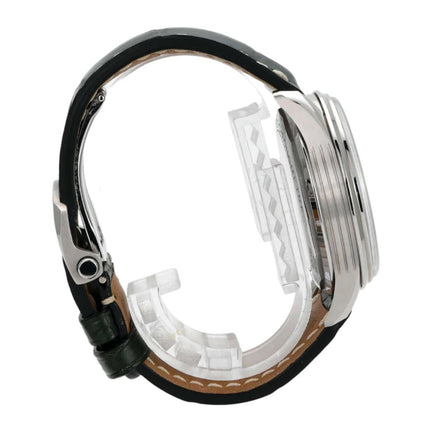 Breitling Premier B01 Chronograph 42 AB0118221L1P1 seitliche Ansicht mit grünem Krokolederarmband und Edelstahlgehäuse.