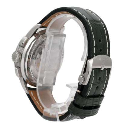 Breitling Premier B01 Chronograph 42 AB0118221L1P1 mit grünem Krokolederarmband und Edelstahl-Gehäuse.