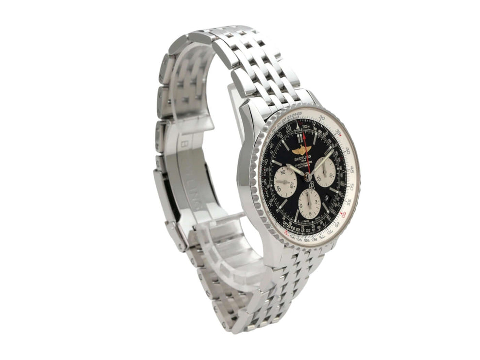 Breitling Navitimer 01 43 Ref. AB0120 mit poliertem Edelstahlarmband und schwarzem Zifferblatt.