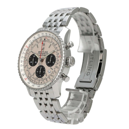Breitling Navitimer 1 B01 Chronograph 43 AB0121211G1P1 Uhr mit Edelstahlgehäuse und silberfarbenem Zifferblatt.