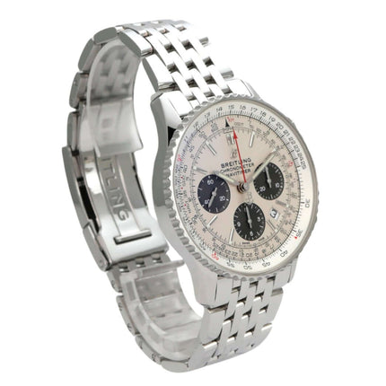 Breitling Navitimer 1 B01 Chronograph 43 AB0121211G1P1 mit Edelstahlarmband und silberfarbenem Zifferblatt.