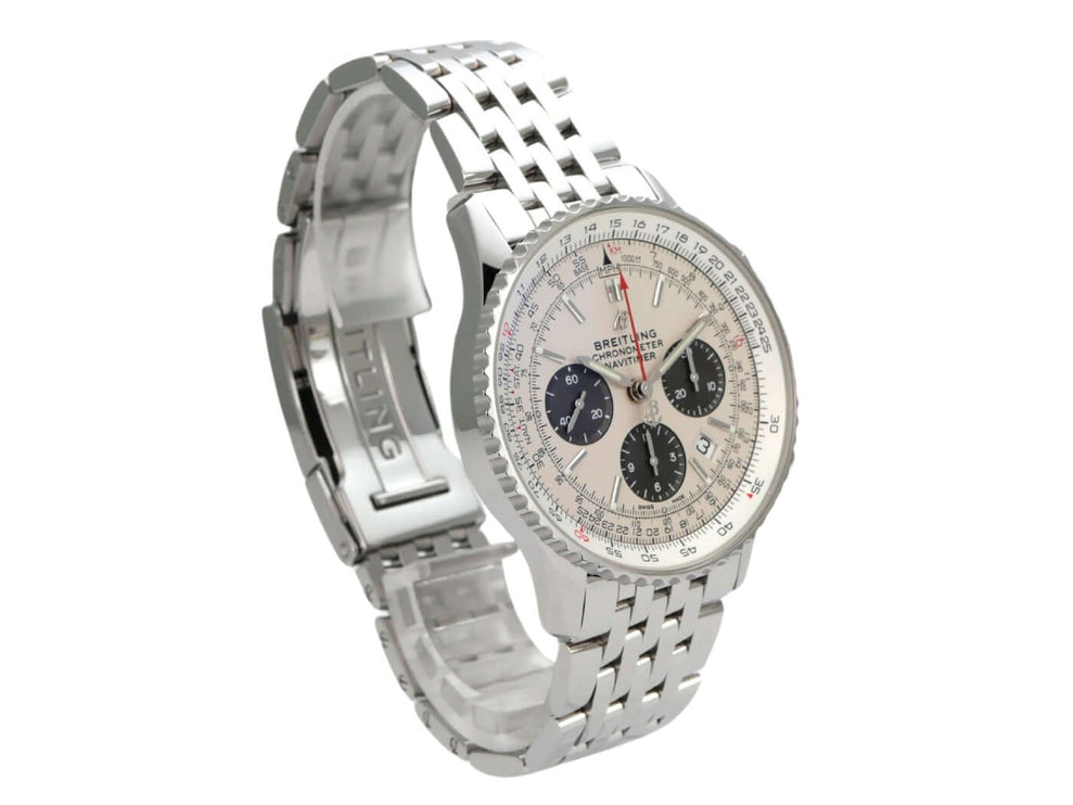 Breitling Navitimer 1 B01 Chronograph 43 AB0121211G1P1 mit Edelstahlarmband und silberfarbenem Zifferblatt.