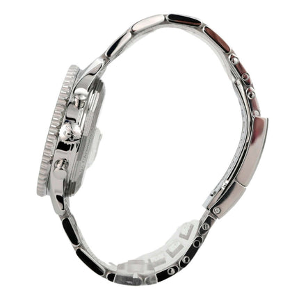 Breitling Navitimer 1 B01 Chronograph 43 AB0121211G1P1 Seitenansicht mit Edelstahlarmband und geriffelter Lünette.