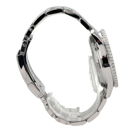 Seitenansicht der Breitling Navitimer 1 B01 Chronograph 43 AB0121211G1P1 mit poliertem Edelstahlarmband.