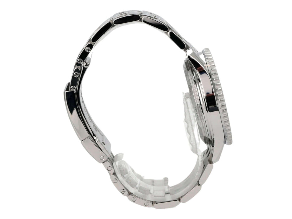 Seitenansicht der Breitling Navitimer 1 B01 Chronograph 43 AB0121211G1P1 mit poliertem Edelstahlarmband.