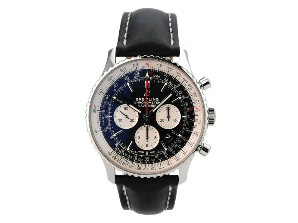 Breitling Navitimer 1 B01 Chronograph 46 AB0127211B1X1 mit schwarzem Lederband und drehbarem Rechenschieber.