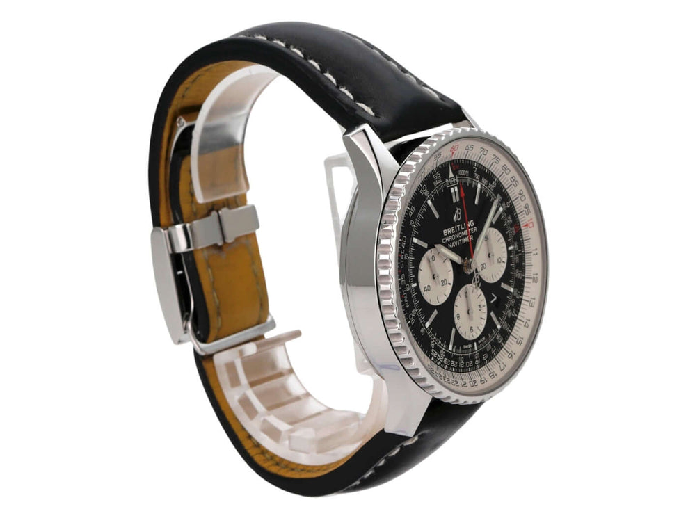 Breitling Navitimer 1 B01 Chronograph 46 AB0127211B1X1 mit schwarzem Lederband und schwarzem Zifferblatt.