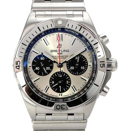 Breitling Chronomat B01 42 Chronograph AB0134101G1A1 mit silberfarbenem Zifferblatt und schwarzem Armband.