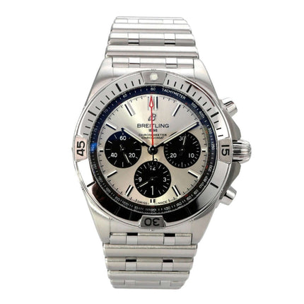 Breitling Chronomat B01 42 Chronograph AB0134101G1A1 mit silberfarbenem Zifferblatt und schwarzer Totalisatoren.