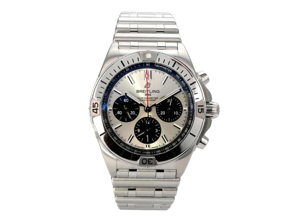 Breitling Chronomat B01 42 Chronograph AB0134101G1A1 mit silberfarbenem Zifferblatt und schwarzer Totalisatoren.