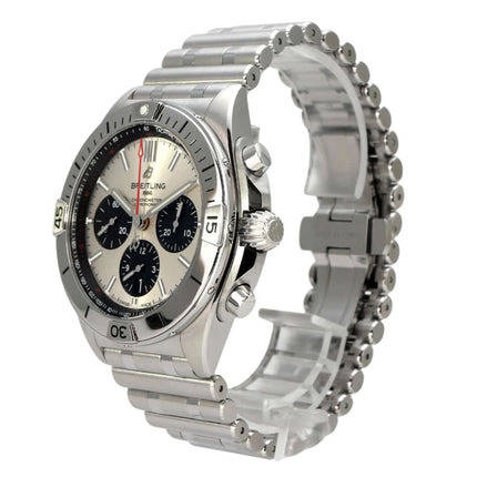 Breitling Chronomat B01 42 Chronograph AB0134101G1A1 mit Edelstahlarmband und silberfarbenem Zifferblatt.