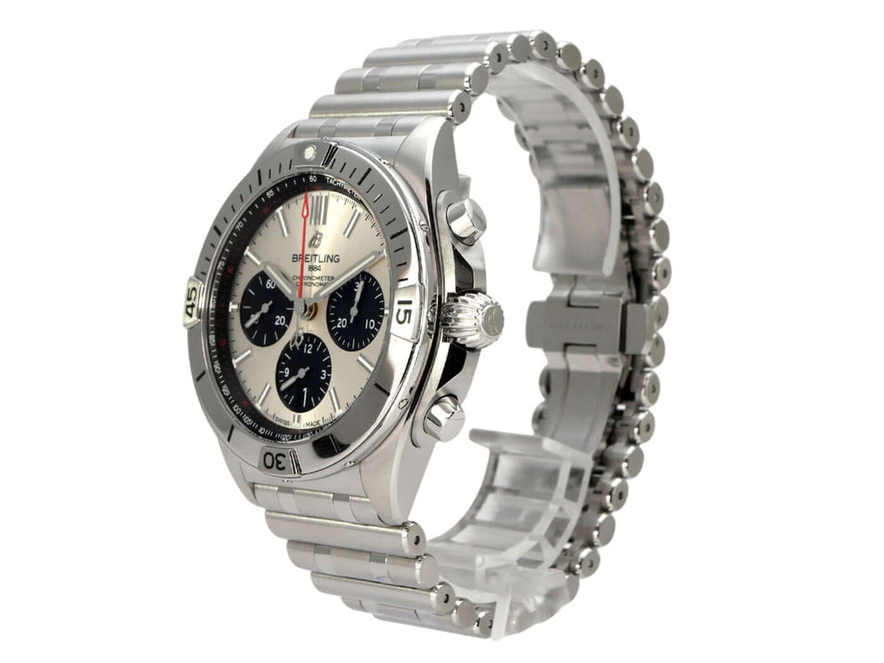 Breitling Chronomat B01 42 Chronograph AB0134101G1A1 mit Edelstahlarmband und silberfarbenem Zifferblatt.