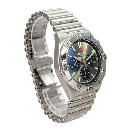 Breitling Chronomat B01 42 Chronograph AB01348A1B1A1 mit Edelstahlarmband und grauem Zifferblatt.